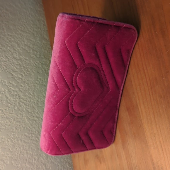 Authentic Gucci Marmont Love velvet clutch - Picture 5 of 10